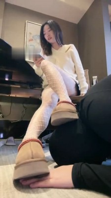 资讯|直播视频 《jenn》闻舔棉鞋白丝袜/踢踹/骑马转胯/踩踏 [48分56秒]