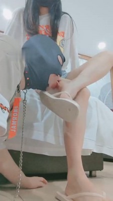 直播视频 《妮蔻》小白鞋原味船袜辱/人字拖抽狗/脏鞋臭脚踩踏 [48分56秒]