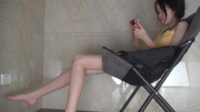 南国原创 《南国原创》雪梨女神骨感美脚诱惑，美脚脚责FJ，揉踩XX，伸进里面摩擦tu！ [17分26秒]