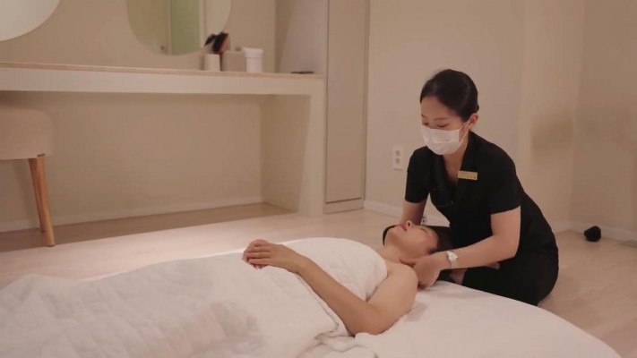 资讯|直播视频 《真实美容师用脚给女顾客护肤》80分 [48分56秒]