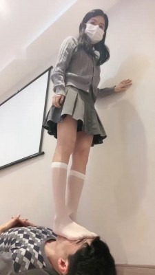 直播视频 《樱木花椒》皮鞋白丝全体重踩狗《下》 [48分56秒]