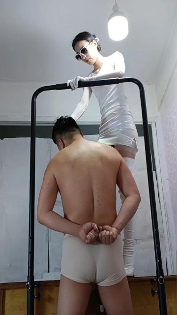 女王女主 雅伟S-地下室痛苦的惨叫(一)-高跟白靴全体重蹍踩男M脆弱部位-疼的全身发抖 [17分26秒]