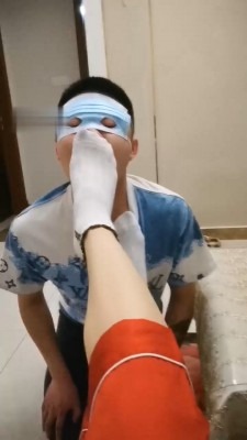 直播视频 《楚涵》近距离白袜脚狂吸/伺候沐足/袜子塞嘴 [30分19秒]