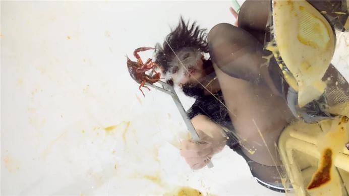 crush CaiR_0012c2 病娇女青泽高跟黑丝Glass Floor Crush小龙虾 C2鞋底视角下 [9分14秒]