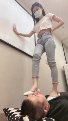 直播视频 《樱木花椒》平底鞋裸足-脸部摧残 [48分56秒]