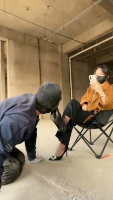 直播视频 《辣姐》户外荒地遛狗-藤条抽/舔泥巴脏鞋底/骑马 [23分34秒]