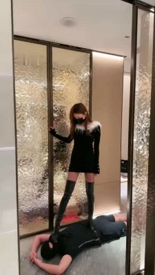 直播视频 《美美子》长靴/高跟踢裆踩踏-耳光坐垫/恋足闻 [48分56秒]