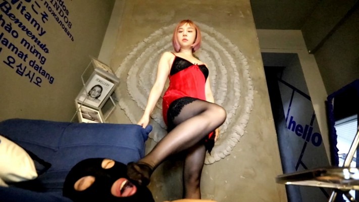 女王女主 在阿丽塔主人的黑丝脚下惨遭蹂躏 [48分56秒]