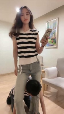直播视频 《奈奈》紧身牛仔胯下辱/暴力手脚耳光/踢裆/喂食口水《完整版》 [48分56秒]