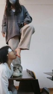直播视频 《爱可呀》学姐教室椅下/楼道-卑微跪舔 [30分19秒]