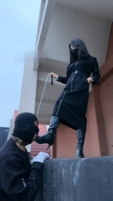 直播视频 《辣姐》户外遛狗/吐口水/舔脏鞋底/踩踏喂食 [48分56秒]