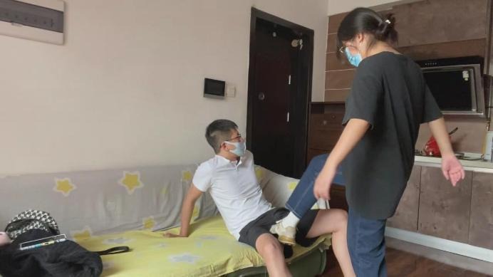 女王女主 女同学第一次踩裆玩到男生打颤抖动！ [17分26秒]