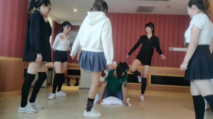 不良女学生 《超级男M》五人多主群脚玩 [30分19秒]