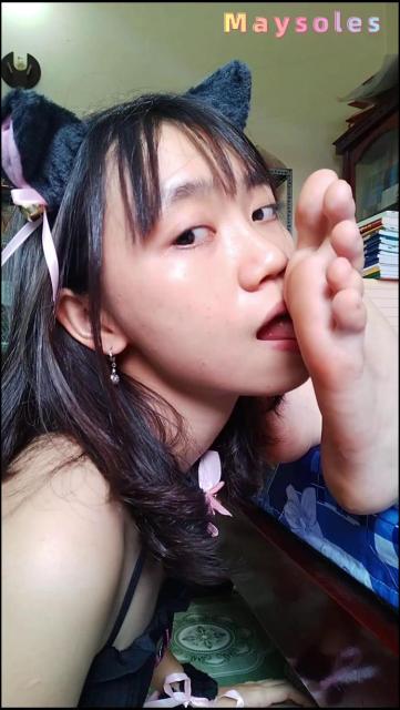 女王女主 《May》女女舔脚 May打赌输了，只能乖乖地猫装第一次跪舔朋友的脚底 [30分19秒]
