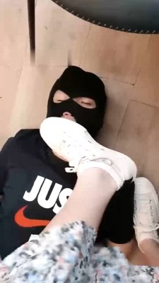 资讯|直播视频 《welldoer》逛街后脏鞋舔/闻袜子/伺候洗脚/舔裸足/转胯 [30分19秒]