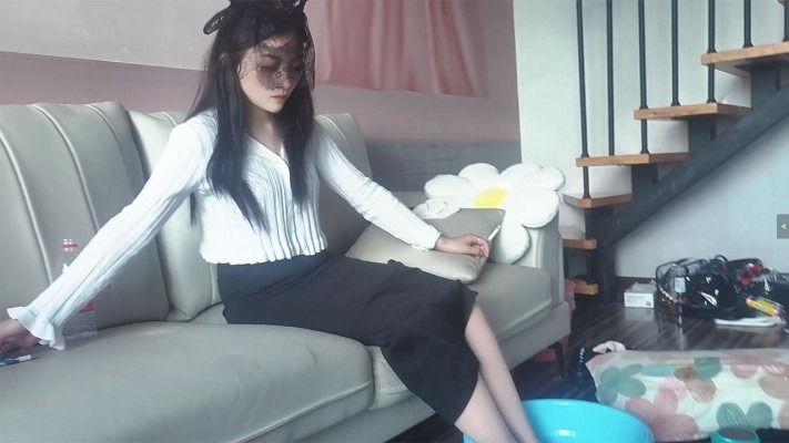 莜主脚下 《血狼》开发素人模特吃搓脚板搓下的脚皮/喝洗脚水/脚耳光 [48分56秒]