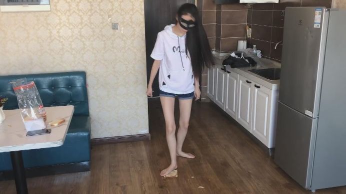 活力诗蔓 可爱漂亮妹妹给哥哥踩早餐 [9分43秒]