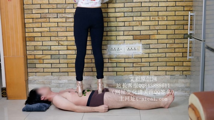 女王女主 女神将真实啤酒瓶和玻璃杯碎片撒在地毯身上，穿高跟鞋残忍碾踩 [48分56秒]