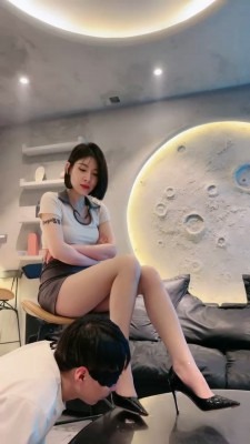 资讯|直播视频 《简一》长腿车模S-高跟踩狗舌/口水拉丝/舔大腿诱惑 [30分19秒]