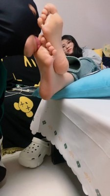 直播视频 《蜜雪》家奴下跪沉浸式伺候《下》 [30分19秒]