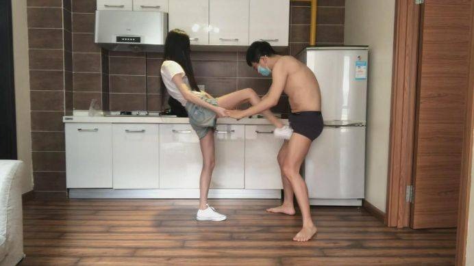 活力诗蔓 蛋颤！白色帆布甜辣风格连续超狠踢裆！ [12分18秒]