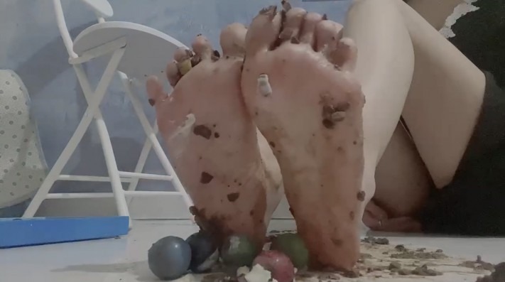 crush 隔壁小猫光脚多视角踩踏巧克力球 [9分43秒]