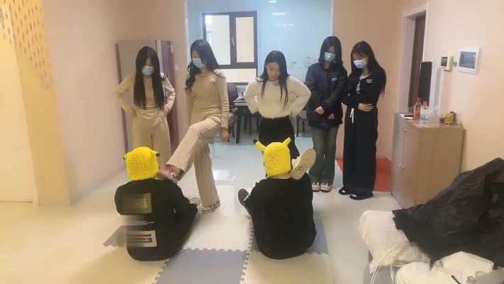 直播视频 《精神小妹》5S真实欺凌虐双奴-群踩群踹/耳光 [48分56秒]