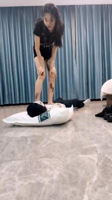 直播视频 《梦瑶瑶主》长筒皮靴暴力鞭打踢踹/踩踏吃烟灰/骑马钻胯 [48分56秒]