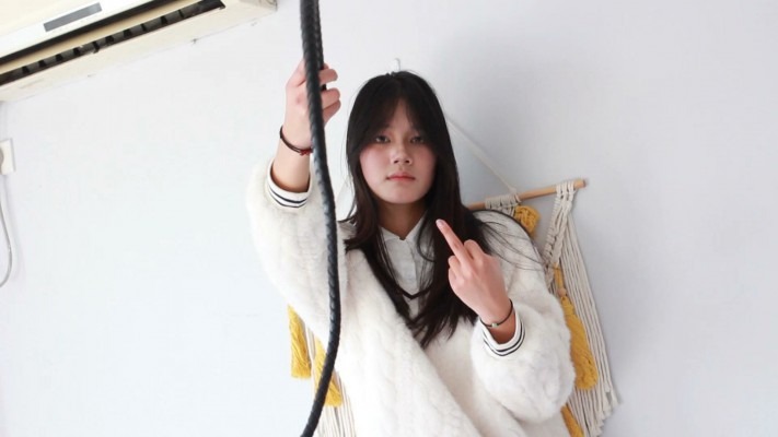 黑丝诱惑 《黑丝诱惑》素人篇：高三学生陶淘鞭子抽打狗奴舔原味脏马丁靴鞋底 [48分56秒]