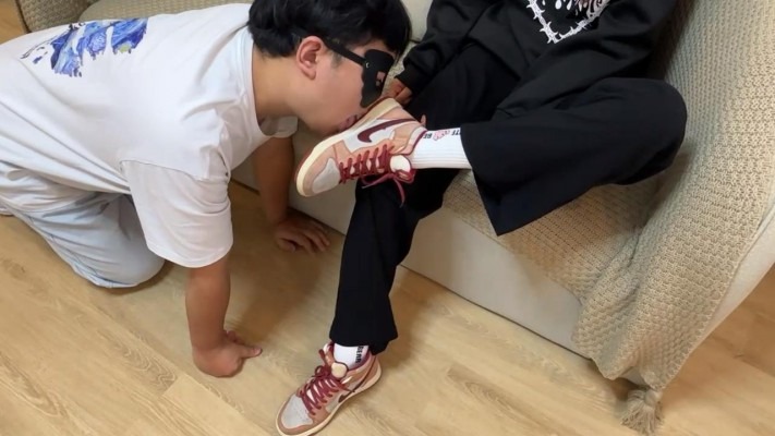女王女主 《无双工作室》素人系列二：给素人舔鞋底，鞋底喂食 [48分56秒]