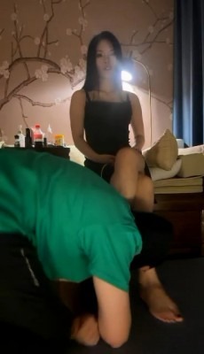直播视频 《明妃》板子sp/物化坐垫/白袜脚踩/坐脸窒息/高跟踩/骑马 [32分35秒]