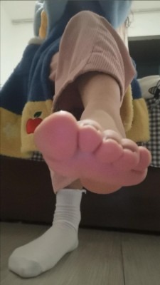 女王女主 《新人小渔S》白袜裸足第一人称羞辱 [9分46秒]
