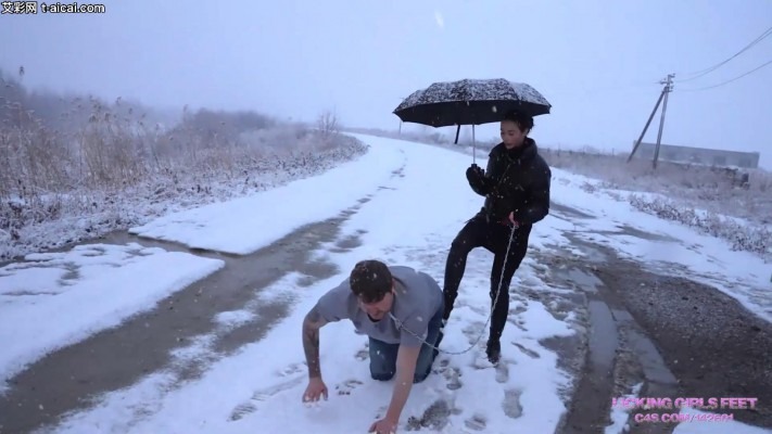 欧美调教 LGF-冰天雪地虐贱男！高冷女神Rada和霸气Jane雪地遛狗舔鞋底舌头擦车浓痰吐脸 [35分40秒]
