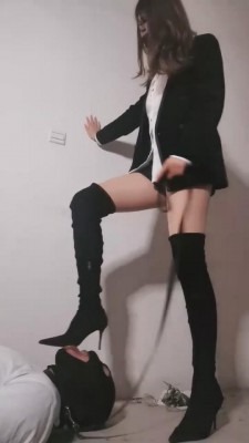 直播视频 《宇婉莹》被虐有瘾?舔干净我的靴底 [23分34秒]
