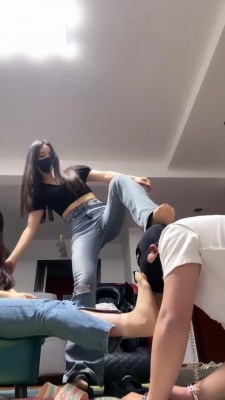 直播视频 《苏州十三姨》双S牛仔裤暴力踢裆虐废狗/手铐反绑/踹头 [30分19秒]