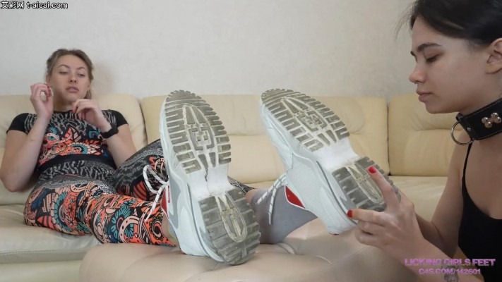 欧美调教 LGF女女-亚裔混血母狗Sofia吃Fox女神健身时穿的臭棉袜！闻臭鞋窝舔臭汗脚！ [17分26秒]