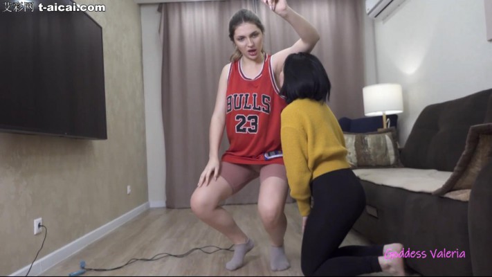 欧美调教 LGF女女-Valeria极限健身汗臭棉袜塞嘴汗湿屁股坐脸羞辱母狗！闻舔脚汗屁股汗 [32分35秒]