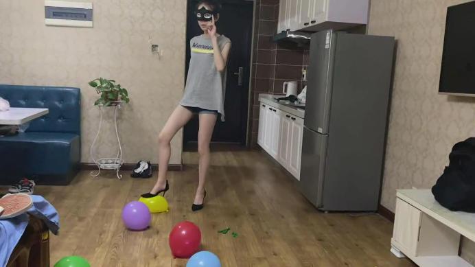 活力诗蔓 青春活力调皮女生玩爆彩气球 [21分24秒]