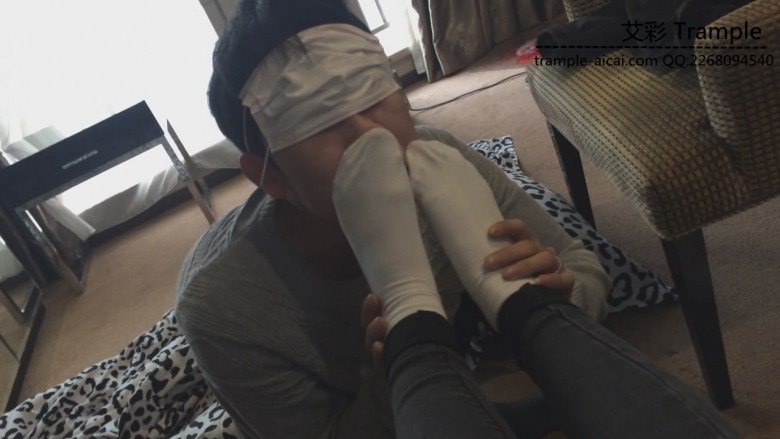 万万同学 （福利）万万白袜裸足，小奴纯闻脚舔脚 [48分56秒]