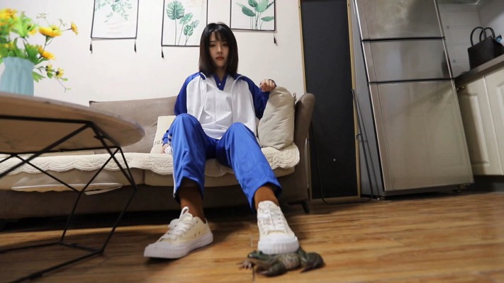crush 傻白甜学生栗子第一次踩牛蛙 [8分16秒]