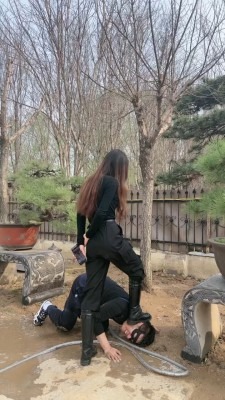 直播视频 《阮芷大人》圈养奴真实犬化-户外爬行/长靴碾压狗头/骂废 [35分40秒]