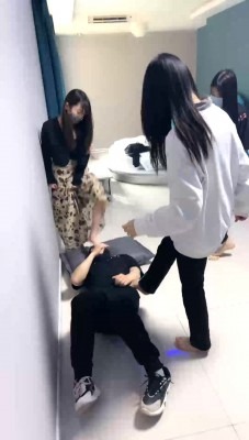 直播视频 《精神小妹》5S素人学生主群殴-轮流爆踹踩踏/原味羞辱 [30分19秒]