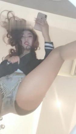 直播视频 《萱萱S女蒂》胯下马桶视角 羞辱全家绿帽** [9分46秒]