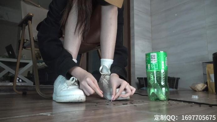 南国原创 《南国原创》女神雪儿脏脏空军踩蚂蚁，语言羞辱嘲笑，把你当蚂蚁踩在脚下 [19分37秒]