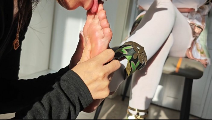 直播视频 地瓜小朋友 cos原神纳西妲调教女奴舔脚 [47分41秒]