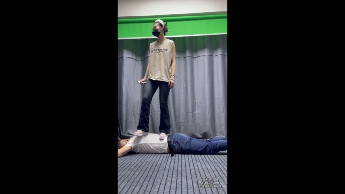 资讯|女王女主 173 冰S 运动鞋蹦迪运动式踩踏老M [15分43秒]