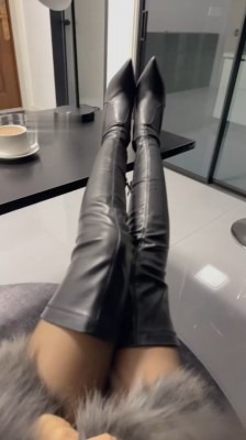 资讯|直播视频 《sera》关狗笼-清理脏长靴 [18分37秒]