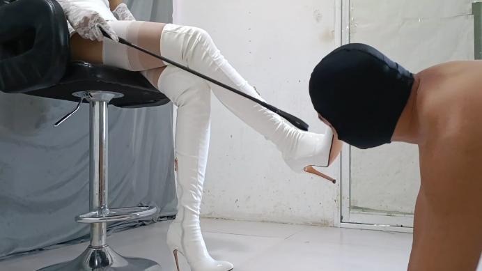 资讯|女王女主 雅伟S，命令男M跪舔高跟白靴，靴跟全体重踩踏深喉，贱M在性感白丝下忍受折磨 [30分4秒]