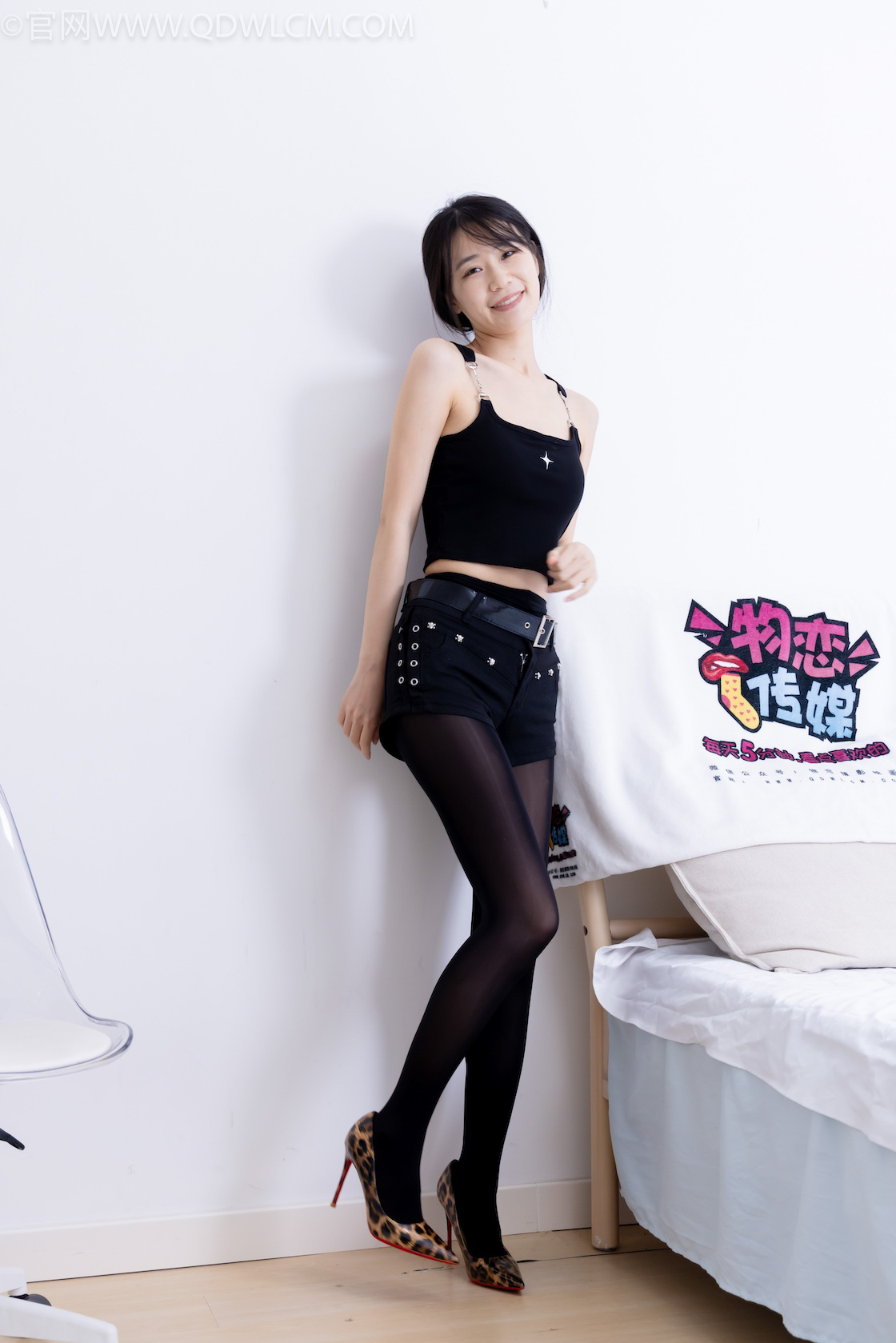 资讯|物恋传媒 &#8211; NO.2486期 《菜菜》 高跟鞋，厚黑丝，裸足食物摆盘并且手捧脚展示剧情，物恋传媒摄影作品