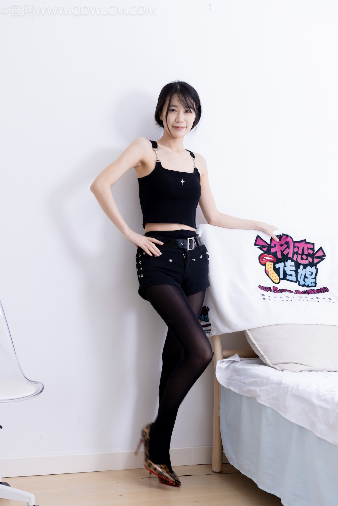 资讯|物恋传媒 &#8211; NO.2486期 《菜菜》 高跟鞋，厚黑丝，裸足食物摆盘并且手捧脚展示剧情，物恋传媒摄影作品